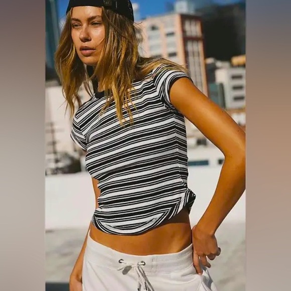 Free People Tops - FREE PEOPLE 💥NWOT 💥ribbed striped baby tee

New No Tag